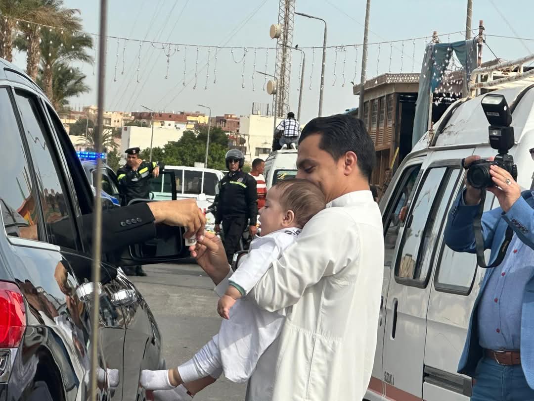 محافظ جنوب سيناء يهنئ المواطنين بعيد الفطر المبارك ويوزع العيديات بطور سيناء