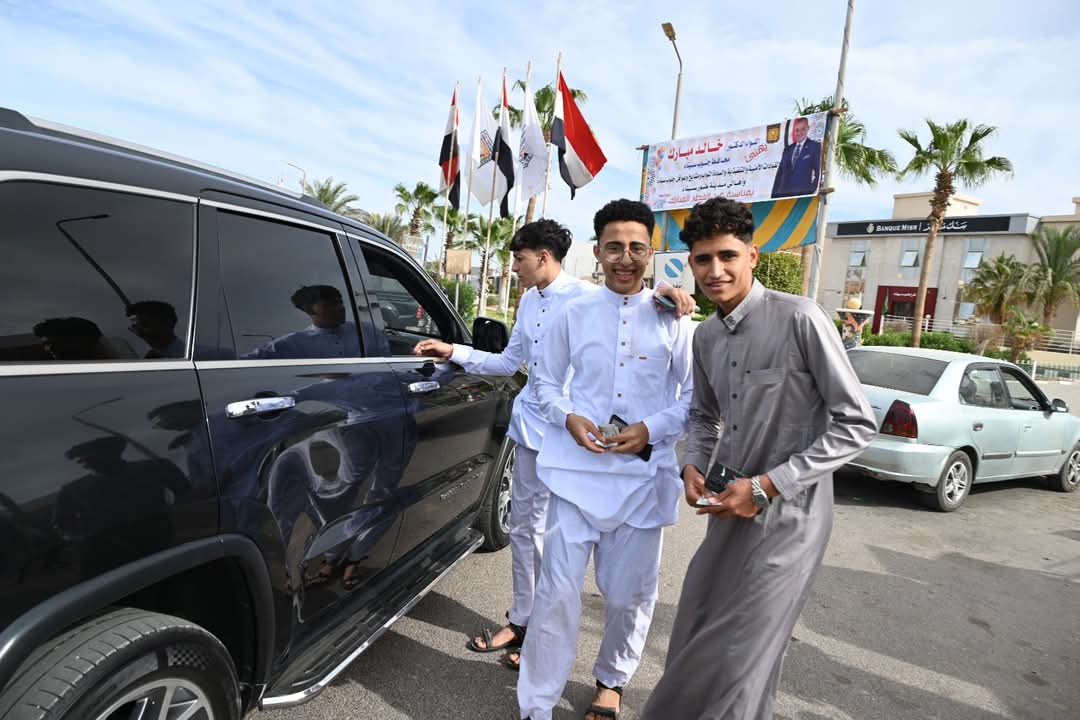 محافظ جنوب سيناء يهنئ المواطنين بعيد الفطر المبارك ويوزع العيديات بطور سيناء