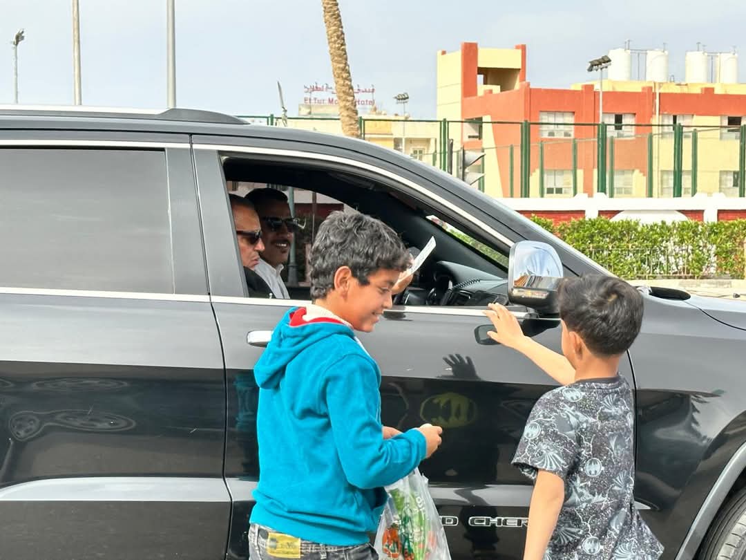 محافظ جنوب سيناء يهنئ المواطنين بعيد الفطر المبارك ويوزع العيديات بطور سيناء