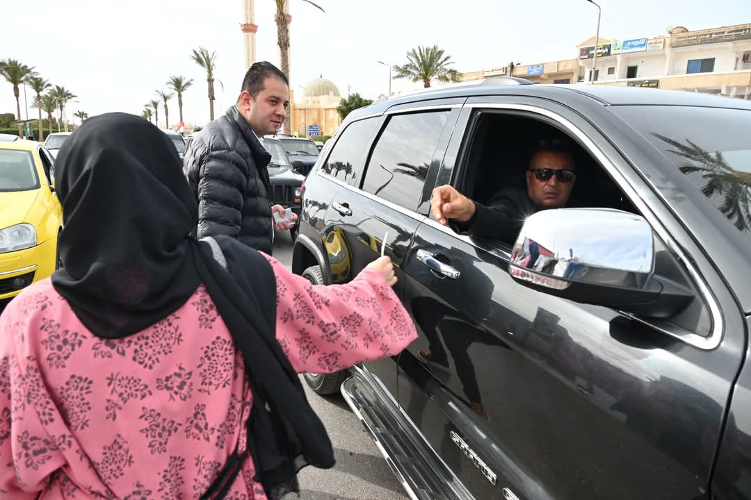 محافظ جنوب سيناء يهنئ المواطنين بعيد الفطر المبارك ويوزع العيديات بطور سيناء