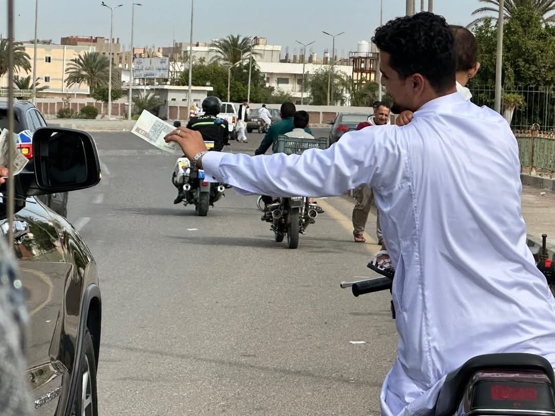 محافظ جنوب سيناء يهنئ المواطنين بعيد الفطر المبارك ويوزع العيديات بطور سيناء