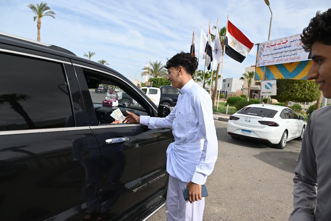 محافظ جنوب سيناء يهنئ المواطنين بعيد الفطر المبارك ويوزع العيديات بطور سيناء