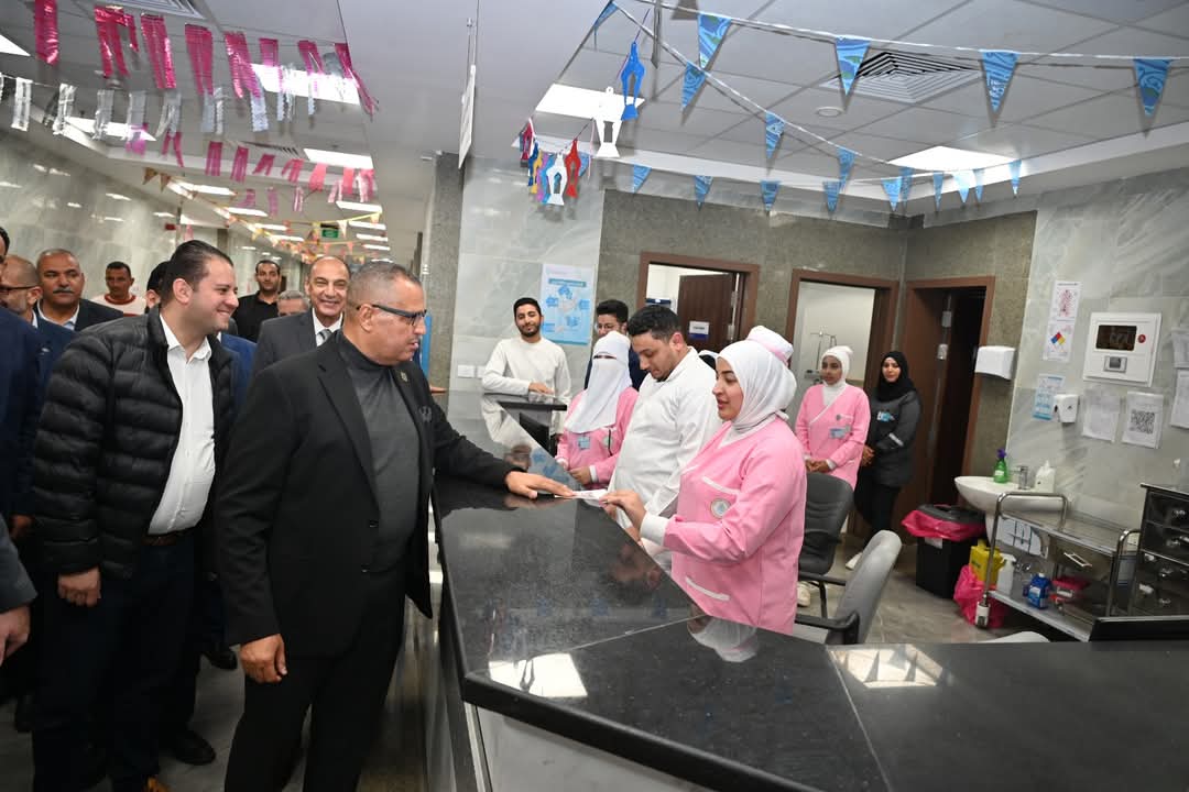 محافظ جنوب سيناء يتفقد مستشفى مجمع الفيروز 