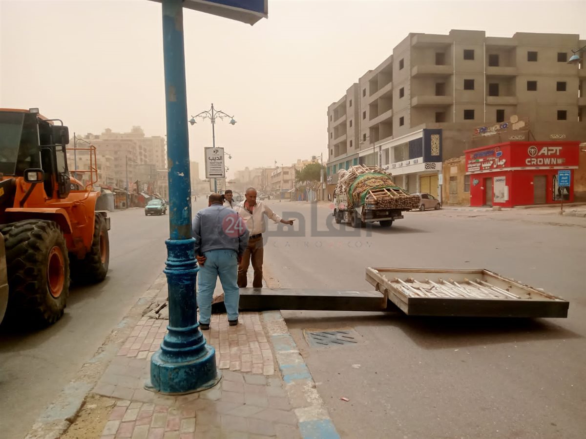 مرسي مطروح تحذر المواطنين الابتعاد عن اللافتات والإعلانات والأعمدة الايلة للسقوط