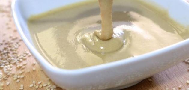 خطوات عمل الطحينة بالسمسم والدقيق