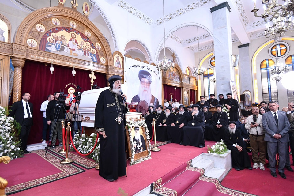  البابا تواضروس الثاني يصلي قداس وتجنيز نيافة الأنبا باخوميوس بالبحيرة 