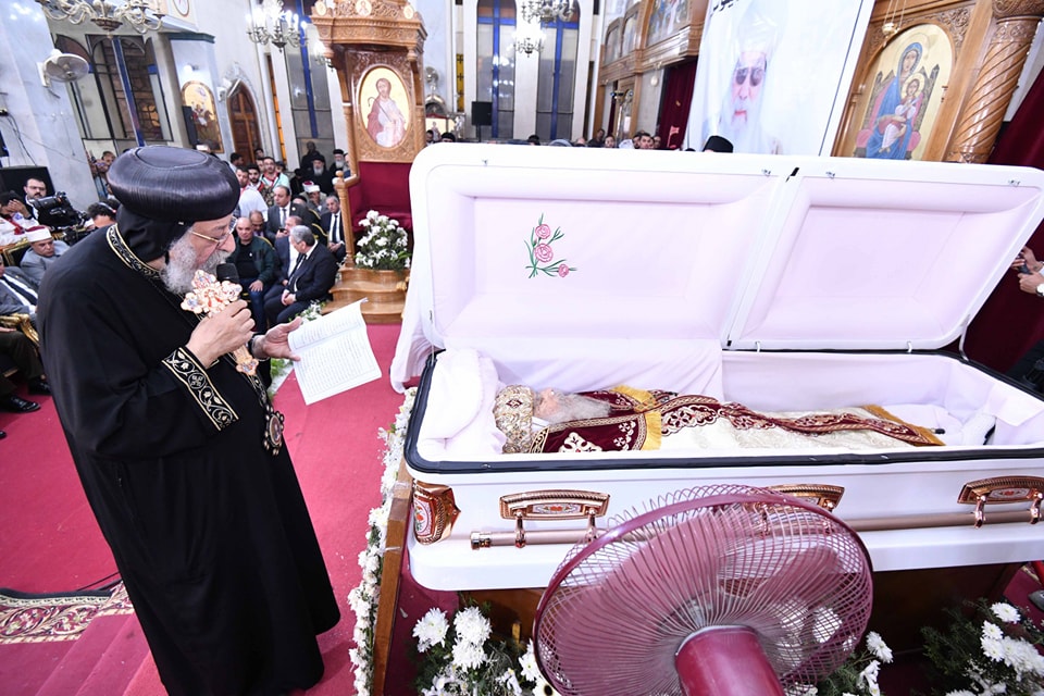  البابا تواضروس الثاني يصلي قداس وتجنيز نيافة الأنبا باخوميوس بالبحيرة 