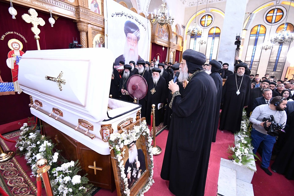  البابا تواضروس الثاني يصلي قداس وتجنيز نيافة الأنبا باخوميوس بالبحيرة 