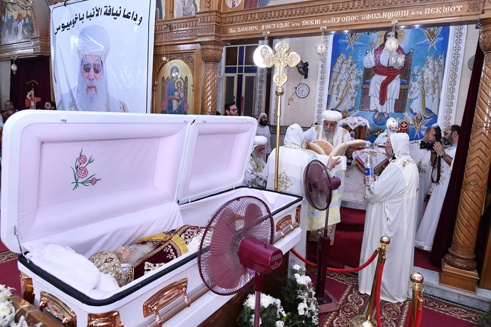  البابا تواضروس الثاني يصلي قداس وتجنيز نيافة الأنبا باخوميوس بالبحيرة 