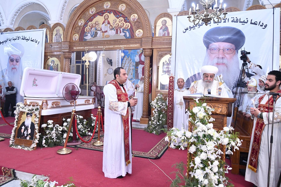  البابا تواضروس الثاني يصلي قداس وتجنيز نيافة الأنبا باخوميوس بالبحيرة 