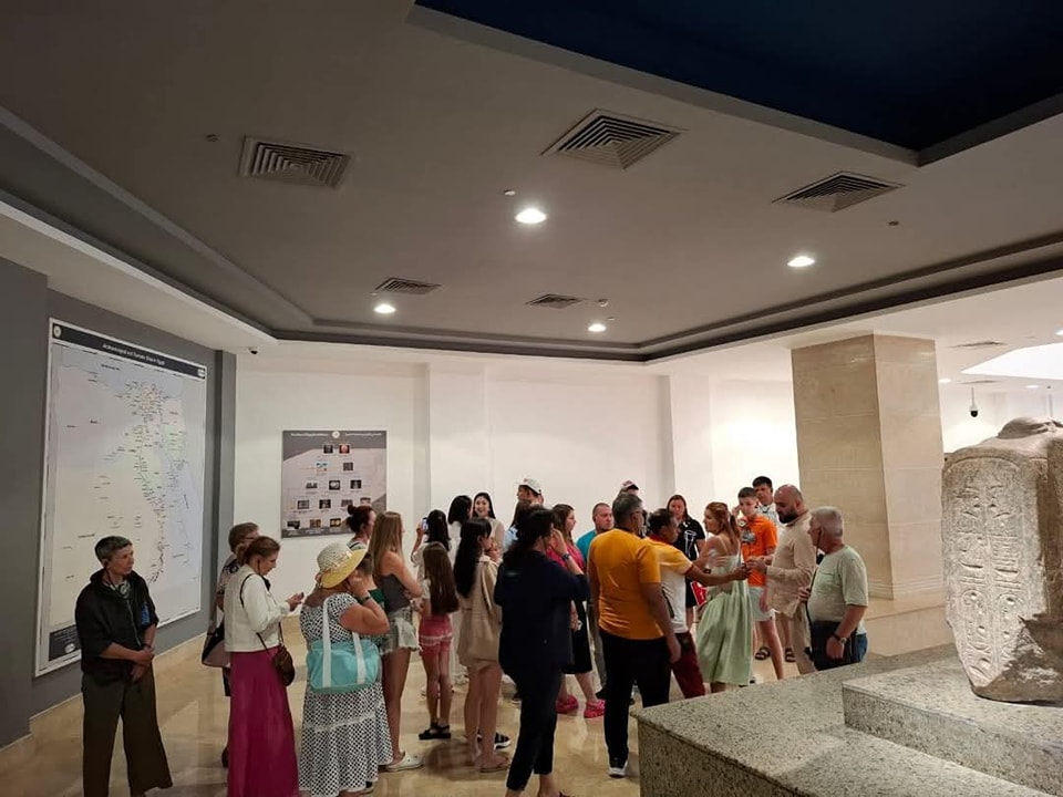 متحف شرم الشيخ يستقبل الزائرين في عيد الفطر بتوزيع الحلوى