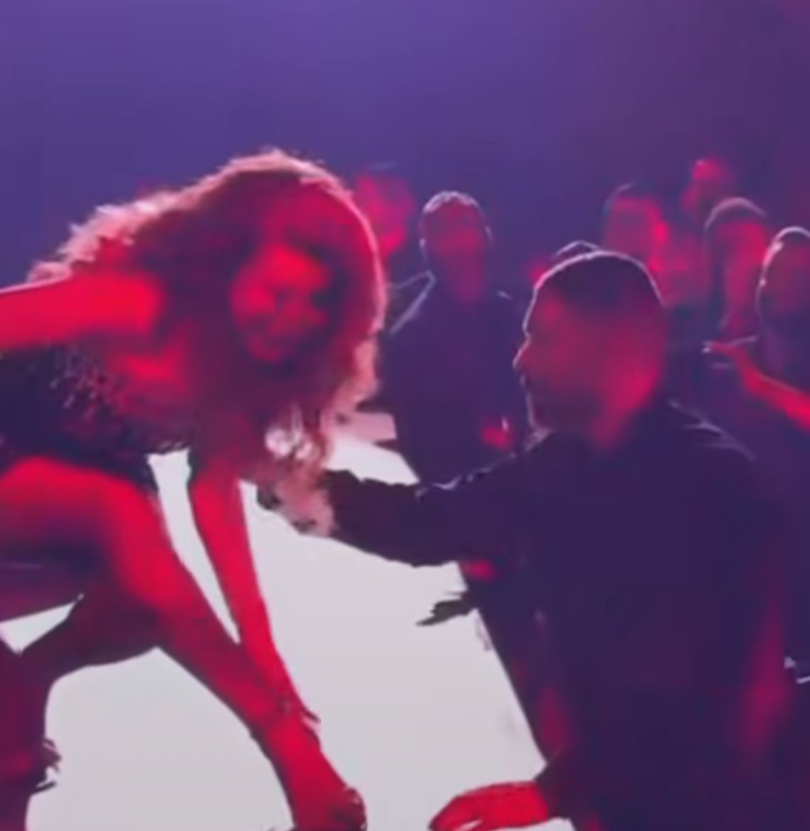 تعثر الفنانة نوال الزغبي على المسرح