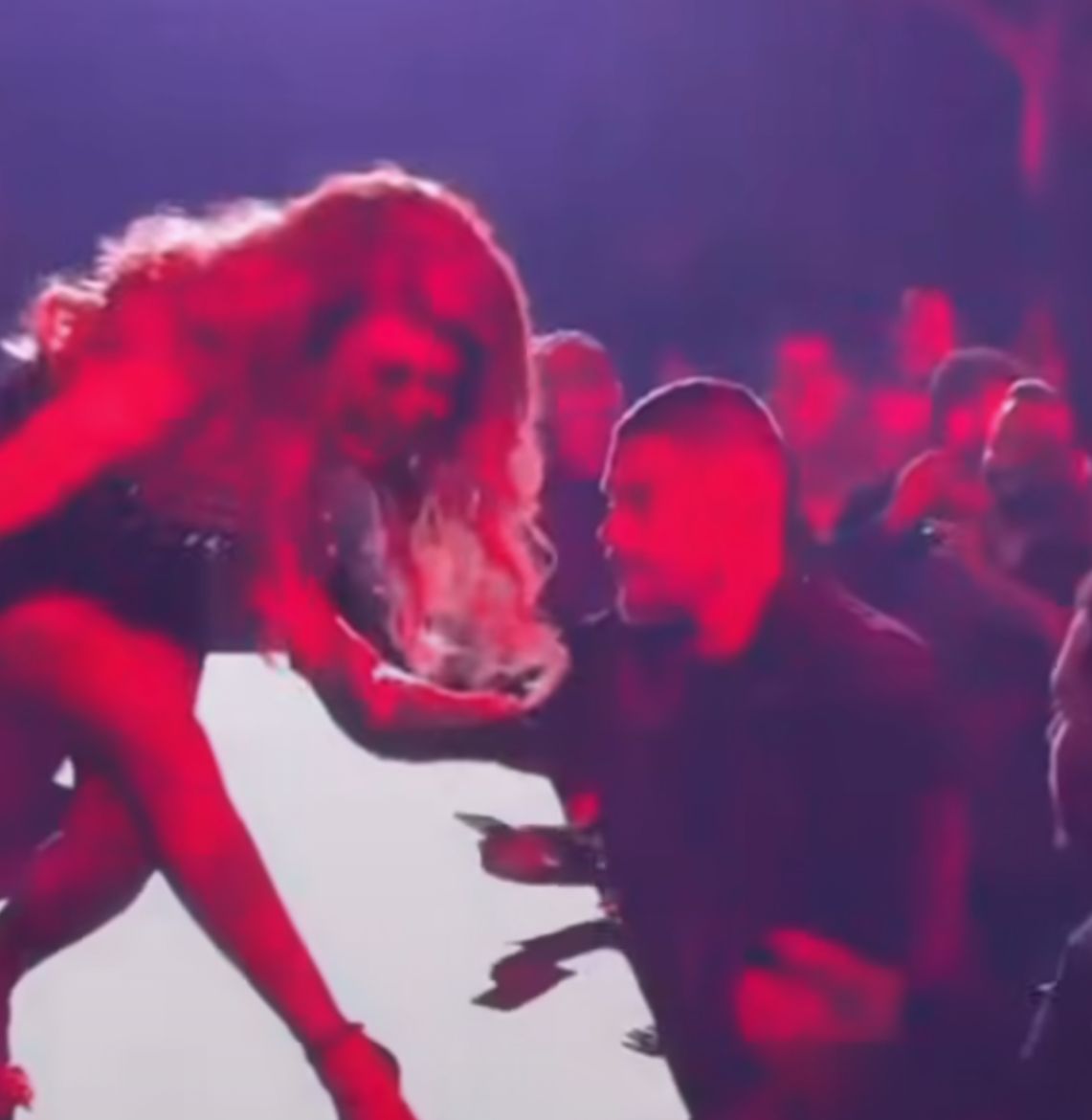 سقوط الفنانة نوال الزغبي وأحد الأشخاص يحاةول مساعدتها