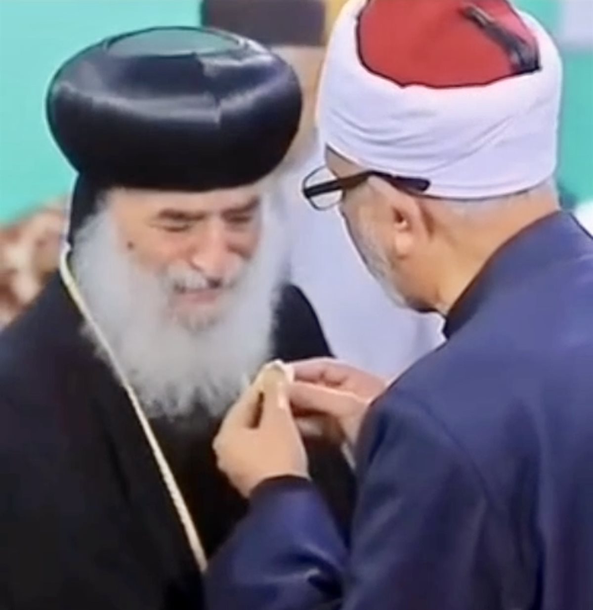 الشيخ زين يقتسم قطعة من بسكوت العيد مع الانبا بيمن