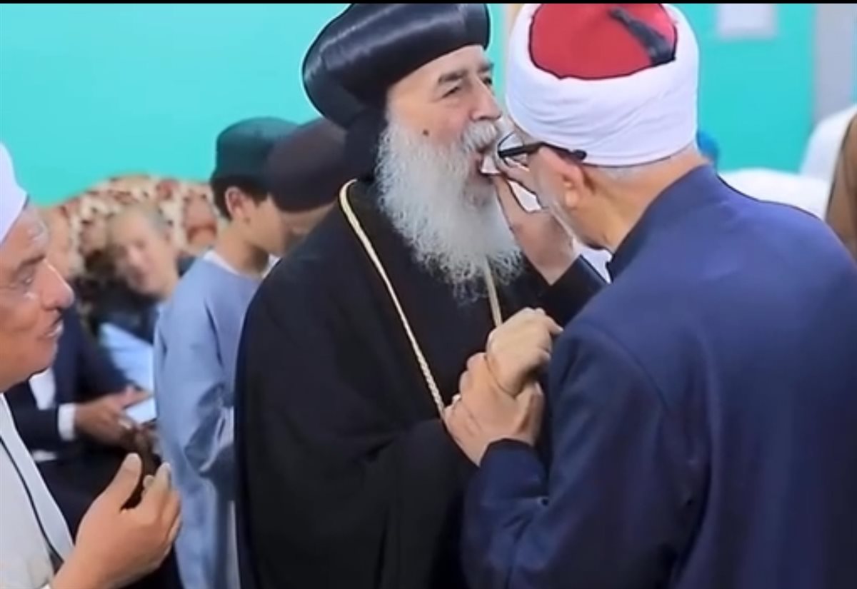 الشيخ زين يطعم الانبا بيمن قطعة البسكويت بيدة