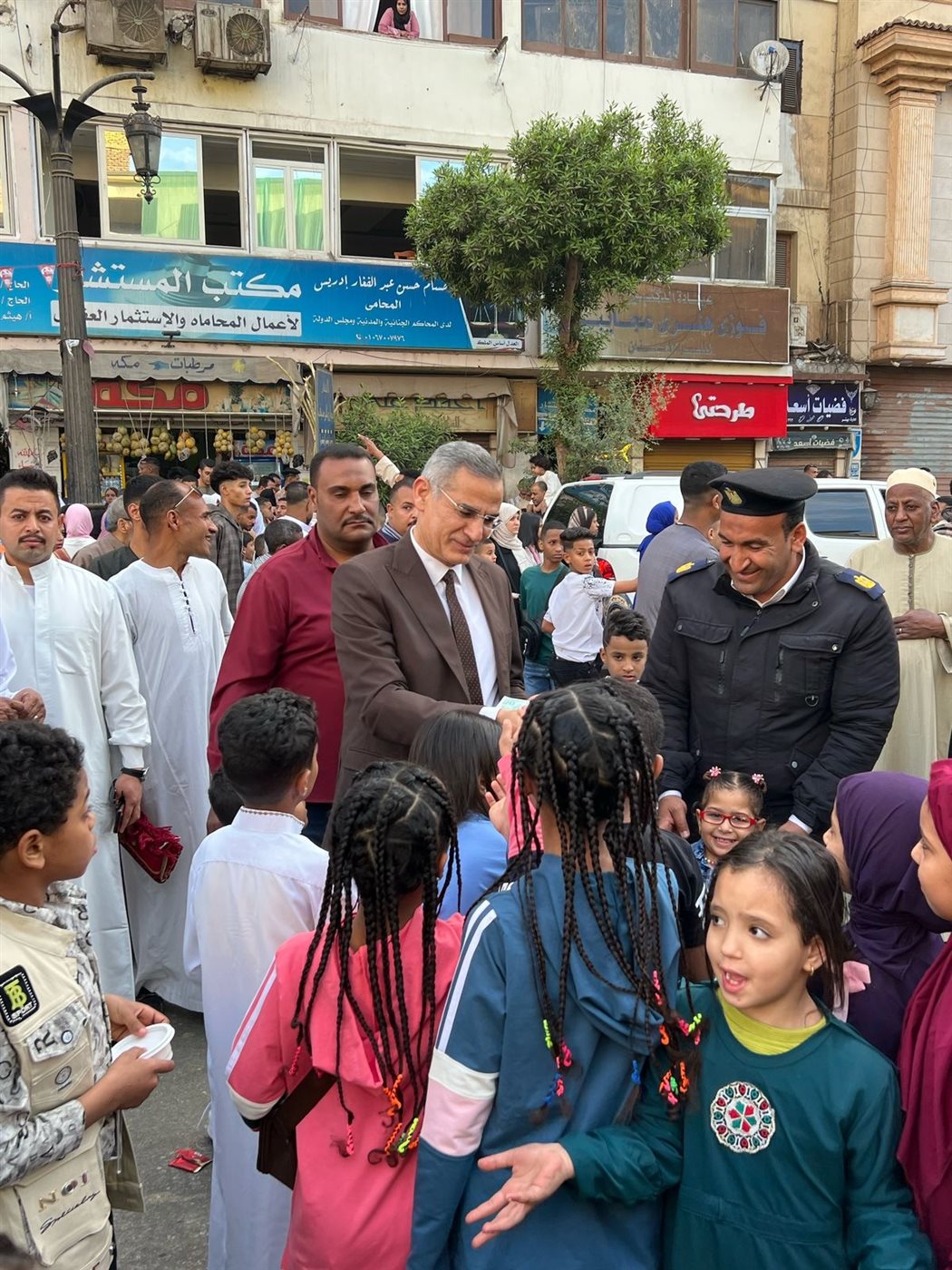 مدير أمن الأقصر يوزع العيديات على الأطفال عقب صلاة العيد