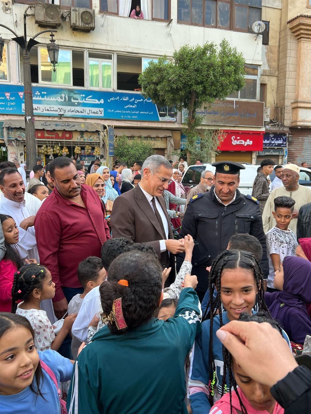 مدير أمن الأقصر يوزع العيديات على الأطفال عقب صلاة العيد