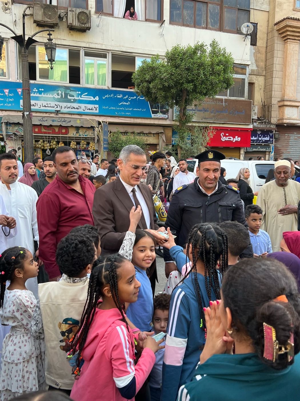 مدير أمن الأقصر يوزع العيديات على الأطفال عقب صلاة العيد