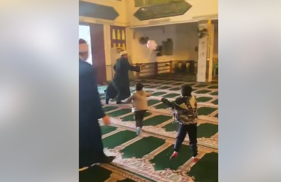 بالونة داخل الجامع.. فيديو لشيخ يلاعب الأطفال داخل المسجد يثير الجدل بين رواد مواقع التواصل