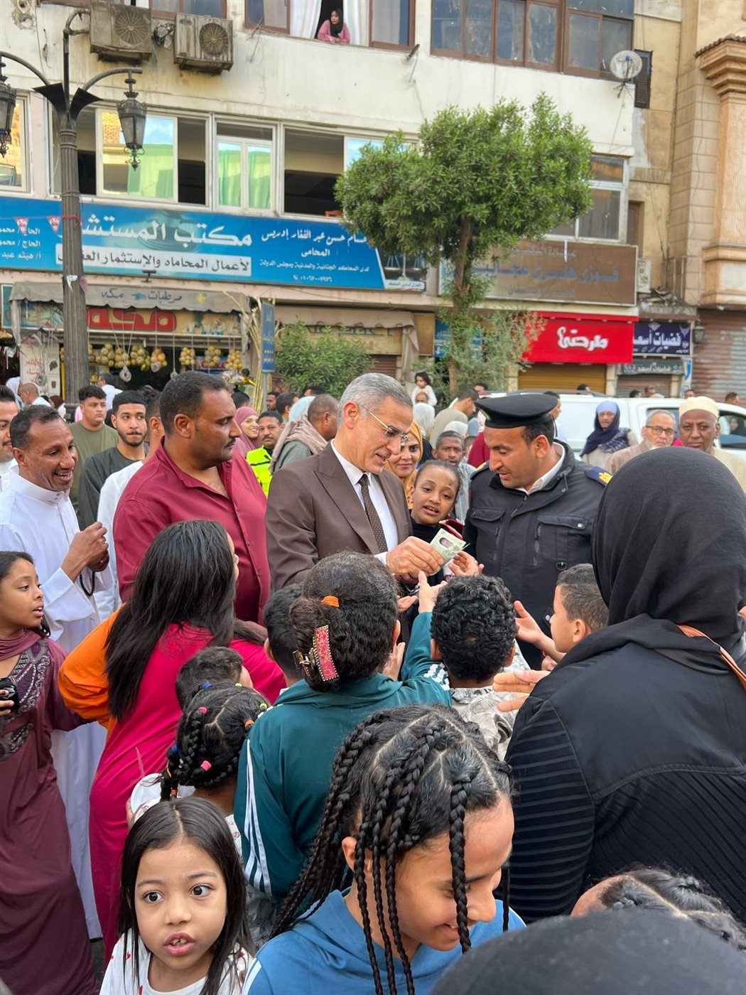 مدير أمن الأقصر يوزع العيديات على الأطفال عقب صلاة العيد