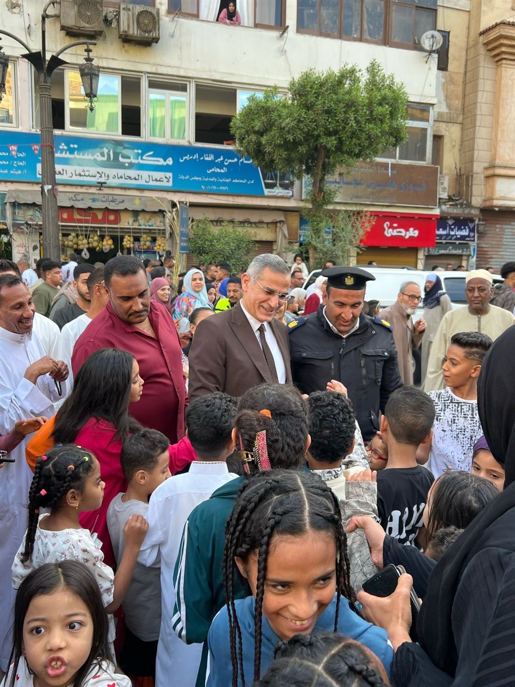 مدير أمن الأقصر يوزع العيديات على الأطفال عقب صلاة العيد