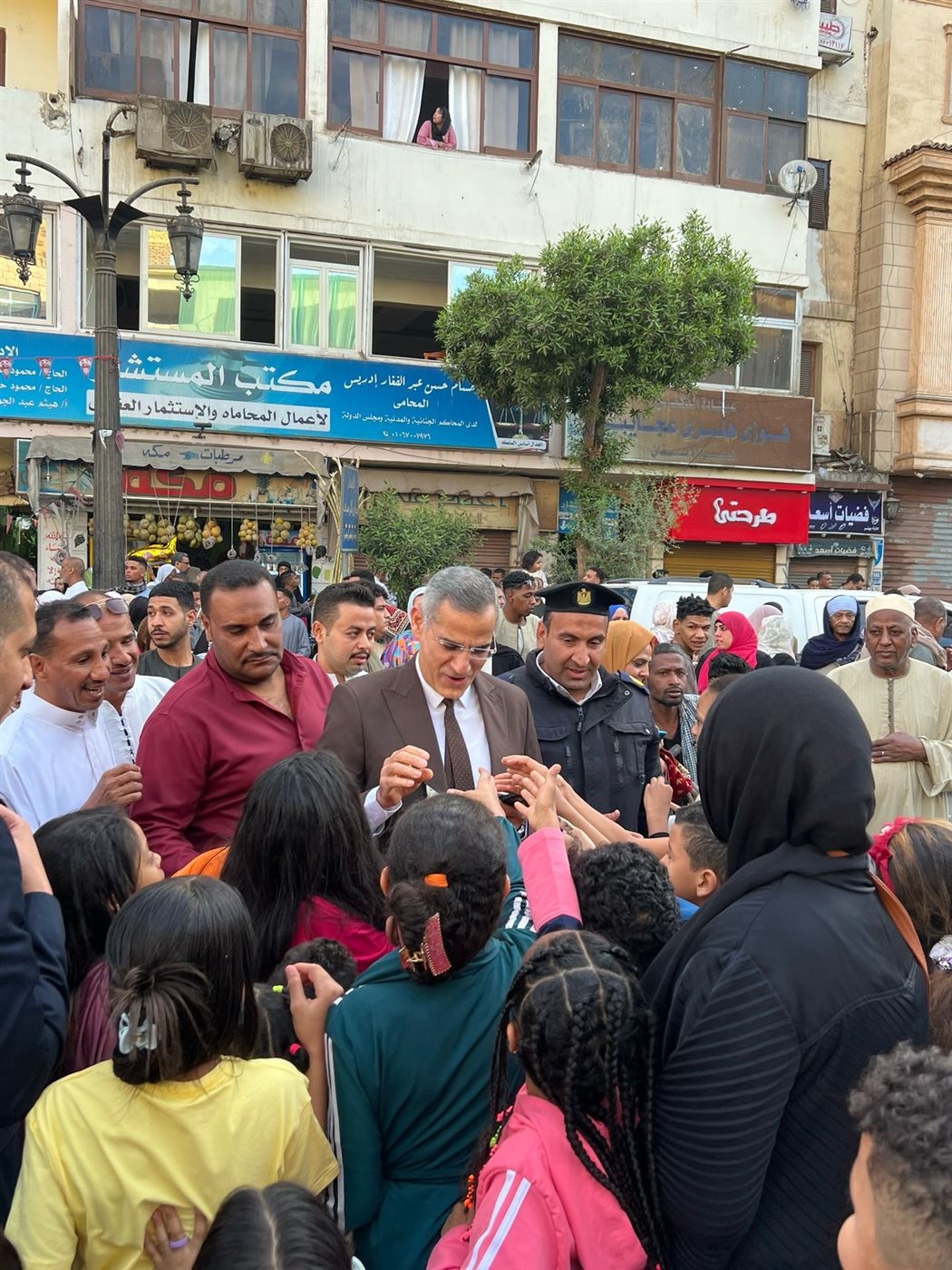 مدير أمن الأقصر يوزع العيديات على الأطفال عقب صلاة العيد