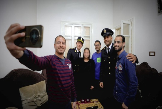 الداخلية تشارك أسر شهداء الشرطة الاحتفال بالعيد وتوزع هدايا الرئيس عليهم