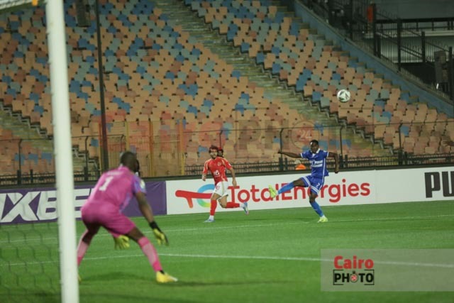 لقطات من الشوط الأول لمباراة الأهلي والهلال السوداني