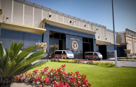 الداخلية تشارك أسر شهداء الشرطة الاحتفال بالعيد وتوزع هدايا الرئيس عليهم