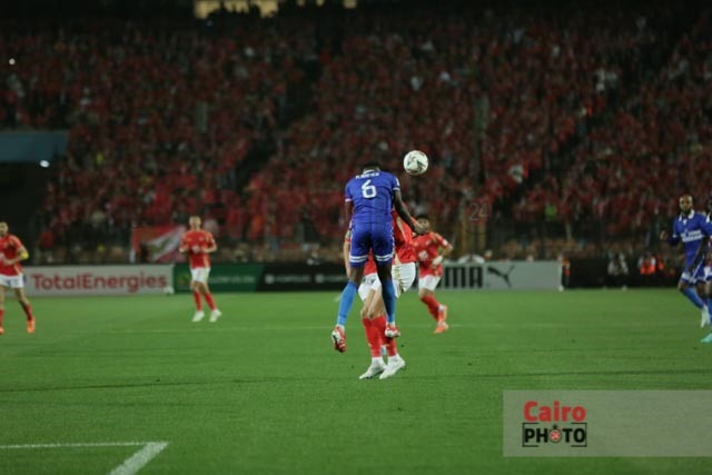 لقطات من الشوط الأول لمباراة الأهلي والهلال السوداني