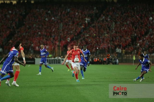 لقطات من الشوط الأول لمباراة الأهلي والهلال السوداني