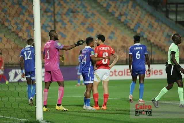 لقطات من الشوط الأول لمباراة الأهلي والهلال السوداني