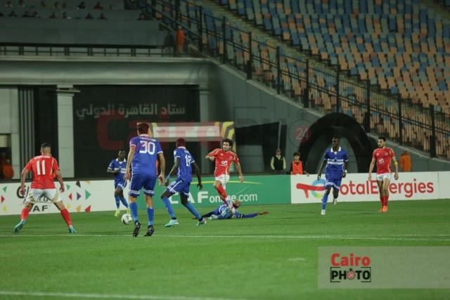 لقطات من الشوط الأول لمباراة الأهلي والهلال السوداني