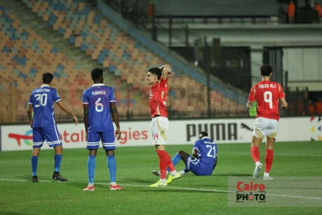 لقطات من الشوط الأول لمباراة الأهلي والهلال السوداني