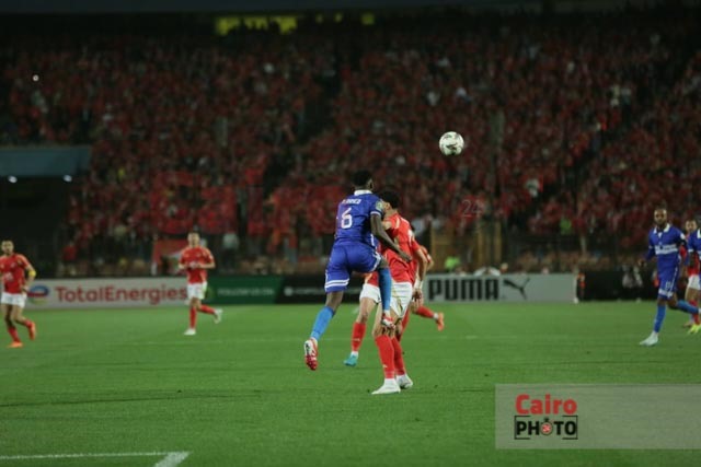 لقطات من الشوط الأول لمباراة الأهلي والهلال السوداني