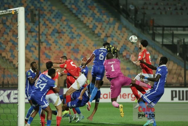 لقطات من الشوط الأول لمباراة الأهلي والهلال السوداني