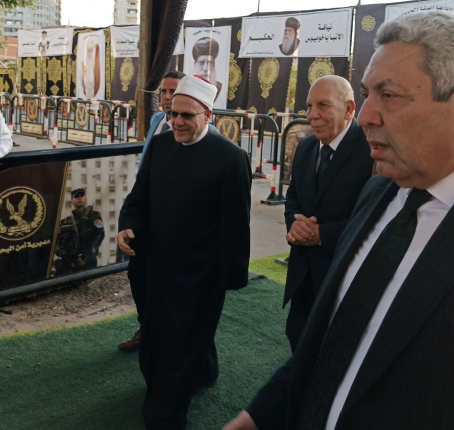 الدكتور شوقي علام واللواء عادل لبيب يقدمان واجب العزاء في الأنبا باخوميوس