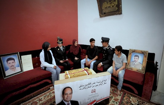 الداخلية تشارك أسر شهداء الشرطة الاحتفال بالعيد وتوزع هدايا الرئيس عليهم