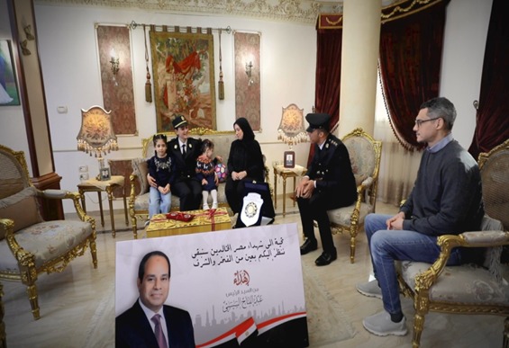 الداخلية تشارك أسر شهداء الشرطة الاحتفال بالعيد وتوزع هدايا الرئيس عليهم