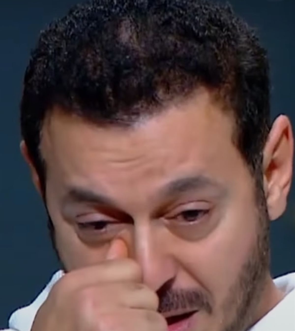 لم يتمالك دموعه.. مصطفى شعبان يبكي بعد الحديث عن الراحل شقيقه الأصغر: ربنا ما يكتبها على حد