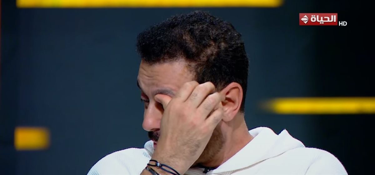 لم يتمالك دموعه.. مصطفى شعبان يبكي بعد الحديث عن الراحل شقيقه الأصغر: ربنا ما يكتبها على حد