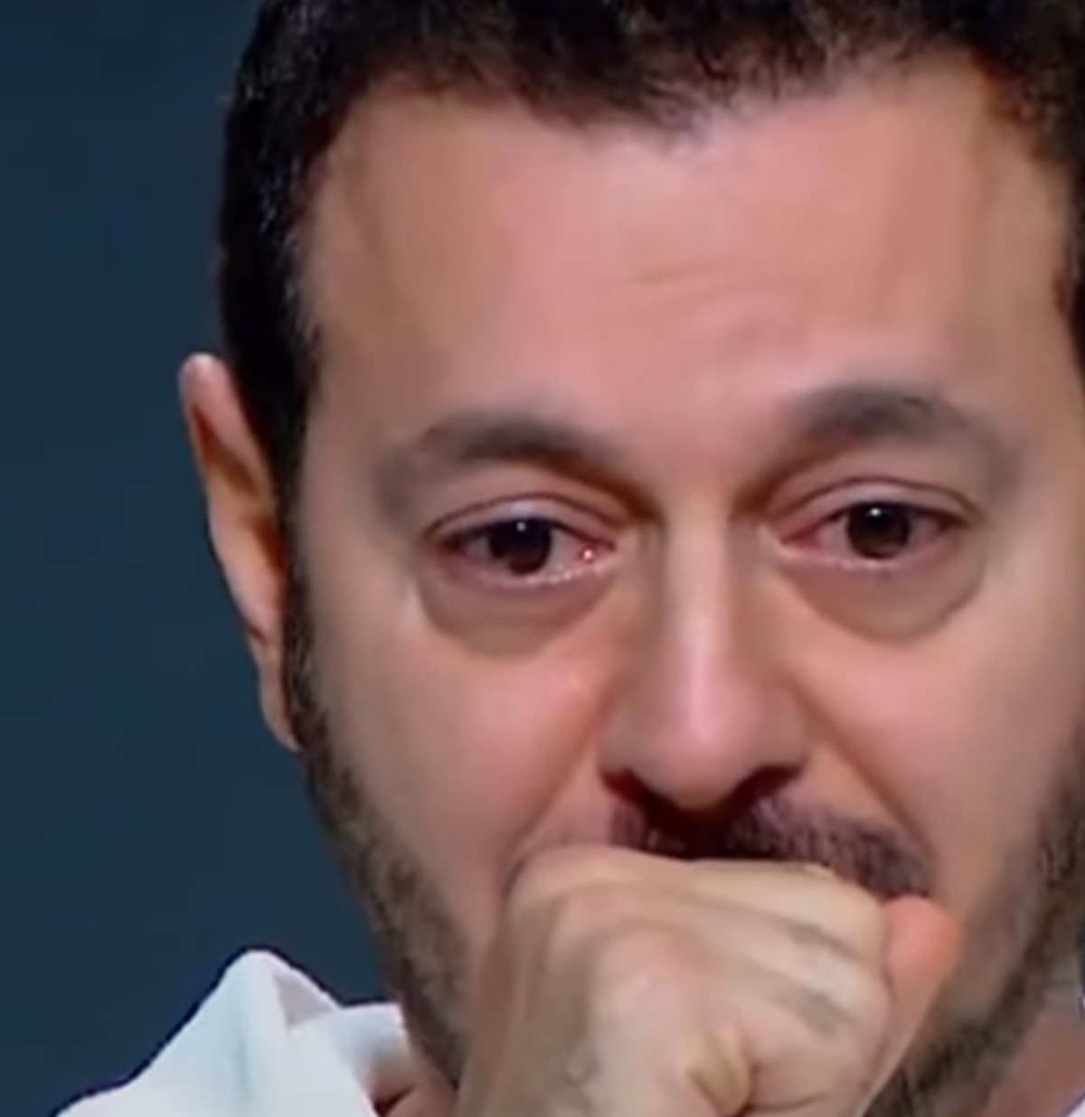 لم يتمالك دموعه.. مصطفى شعبان يبكي بعد الحديث عن الراحل شقيقه الأصغر: ربنا ما يكتبها على حد