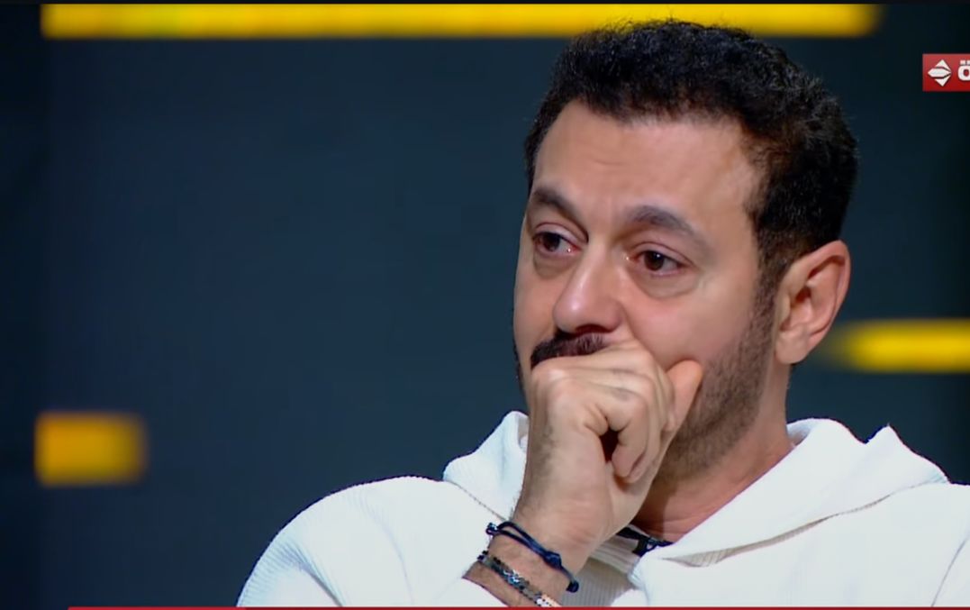 لم يتمالك دموعه.. مصطفى شعبان يبكي بعد الحديث عن الراحل شقيقه الأصغر: ربنا ما يكتبها على حد