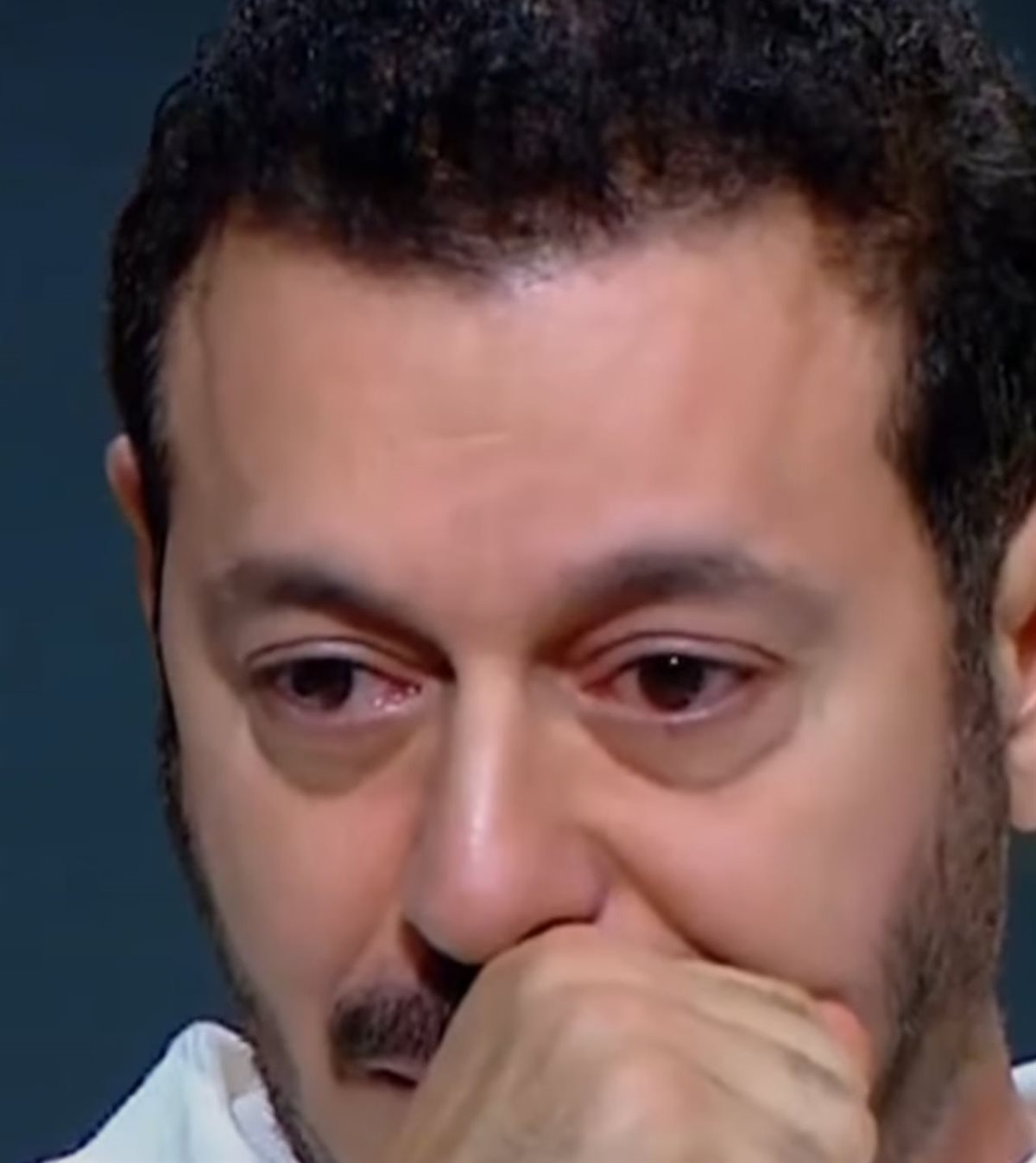 لم يتمالك دموعه.. مصطفى شعبان يبكي بعد الحديث عن الراحل شقيقه الأصغر: ربنا ما يكتبها على حد