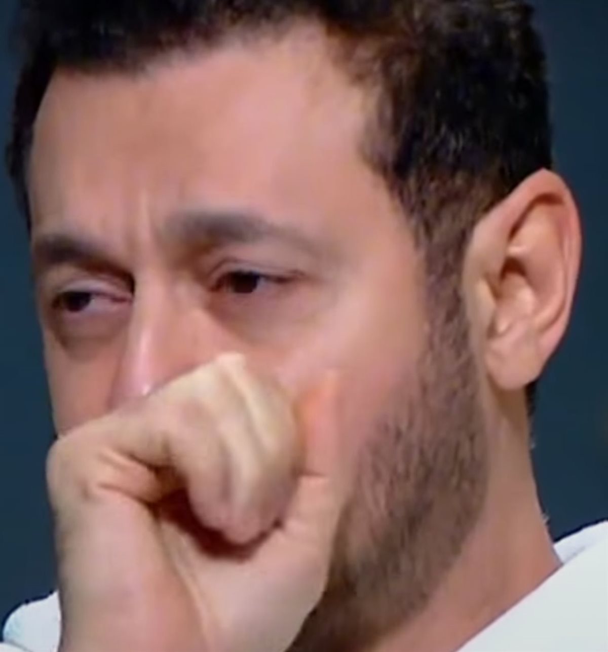 لم يتمالك دموعه.. مصطفى شعبان يبكي بعد الحديث عن الراحل شقيقه الأصغر: ربنا ما يكتبها على حد