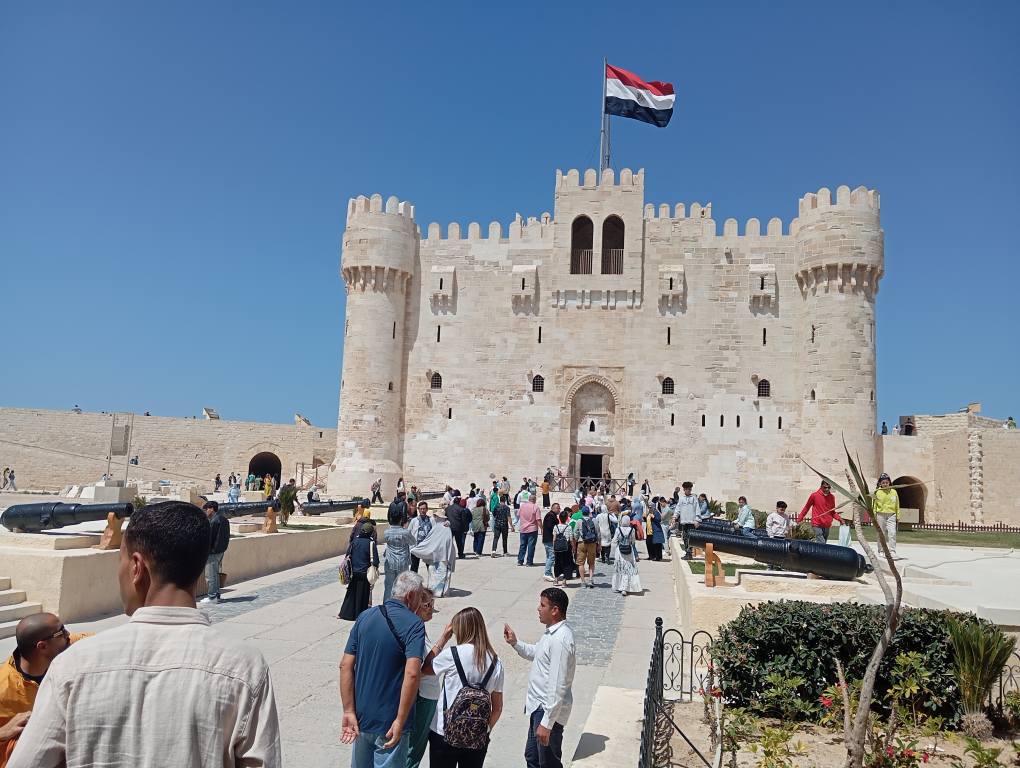 إقبال كبير من العرب والأجانب على زيارة قلعة قايتباي بالإسكندرية
