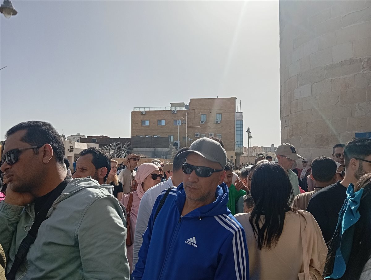 إقبال كبير من العرب والأجانب على زيارة قلعة قايتباي بالإسكندرية