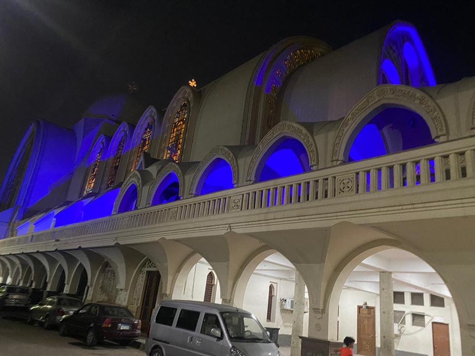  الكاتدرائية المرقسية تضيء أنوارها باللون الأزرق