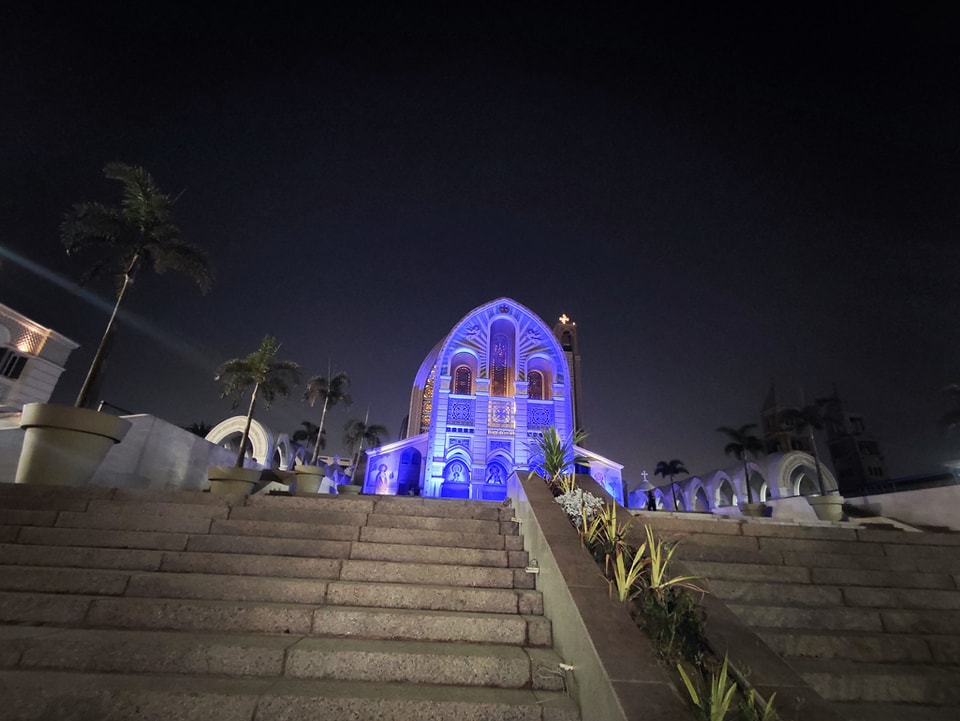  الكاتدرائية المرقسية تضيء أنوارها باللون الأزرق