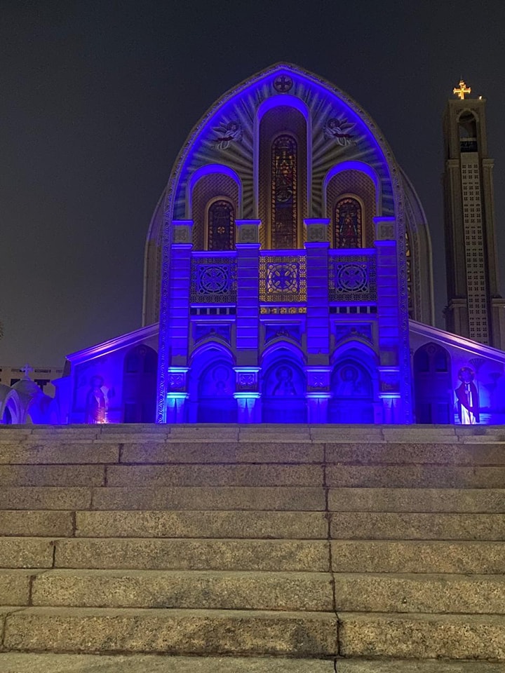  الكاتدرائية المرقسية تضيء أنوارها باللون الأزرق